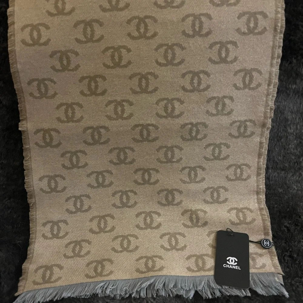 Chanel Cashmere & Silk Scarf in Beige &Tan with Gradient Pattern. - Picture 5 of 8